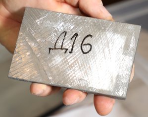 Кусок плиты Д16 в месте контакта с пластиком заметно меньше потемнел (7162 просмотра) <a class='original' href='./download/file.php?id=101964&mode=view' target=_blank>Загрузить оригинал (892.83 КБ)</a>