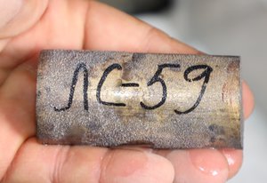 Пруток ЛС59-1 покрылся кристаллами, но не среагировал пока что. Не зря корабельные винты их похожего материал  делают (7162 просмотра) <a class='original' href='./download/file.php?id=101996&mode=view' target=_blank>Загрузить оригинал (585.38 КБ)</a>