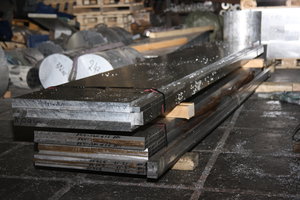 Заготовки из плит АК4-1ЧТ с АТП. Справа &quot;прицепом&quot; кромки. Они и как свидетели, и иногда сгодятся на технологические нужды. (4565 просмотров) <a class='original' href='./download/file.php?id=102939&mode=view' target=_blank>Загрузить оригинал (7.99 МБ)</a>