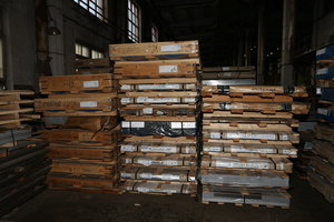 Ящики с алюминиевыми листами. Но внутри бывает заводской  брак. Издержки. (4886 просмотров) <a class='original' href='./download/file.php?id=103503&mode=view' target=_blank>Загрузить оригинал (8.99 МБ)</a>