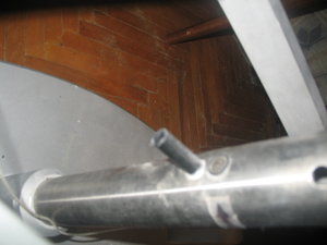 Ответный магнит и штырь, на которую в нерабочем состоянии ложится пантограф. (2455 просмотров) <a class='original' href='./download/file.php?id=10383&mode=view' target=_blank>Загрузить оригинал (826.79 КБ)</a>