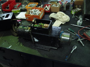 моторчик стал не с того не с сего выходить на мах обороты . отвалилась обратная связь . снимаем шпиньдель - вентик охлаждения - и пневмоцилиндр откручиваем (8538 просмотров) <a class='original' href='./download/file.php?id=106157&mode=view' target=_blank>Загрузить оригинал (4.14 МБ)</a>