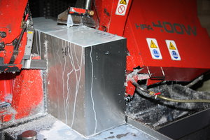 Нарезка кубиков из алюминиевых плит. (5653 просмотра) <a class='original' href='./download/file.php?id=109018&mode=view' target=_blank>Загрузить оригинал (10.33 МБ)</a>