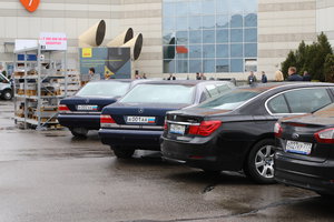 Какие-то мерседесф запарковались на самой дорогой парковке в России (7935 просмотров) <a class='original' href='./download/file.php?id=111863&mode=view' target=_blank>Загрузить оригинал (9.9 МБ)</a>