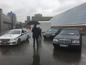 Джентельмен с зонтиком &quot;случайно&quot;  здесь оказался. Его точно не интересуют плиты из Д16Т, В95ПЧТ2, АМГ6. Только чистый воздух и место для курения. (7528 просмотров) <a class='original' href='./download/file.php?id=112488&mode=view' target=_blank>Загрузить оригинал (2.51 МБ)</a>