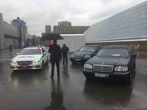 Просто покурить вышел из ближайшего павильона. Зонтик не проверяли на боеприпасы, ну уверяю всех, у него разрешения на них есть, и наш автохлам просто мешал пройти уважаемому джентельмену. (7528 просмотров) <a class='original' href='./download/file.php?id=112489&mode=view' target=_blank>Загрузить оригинал (2.62 МБ)</a>