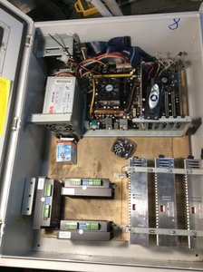 шкаф управления собрал в распределительном ящике, вместе с компьютером. (2951 просмотр) <a class='original' href='./download/file.php?id=112736&mode=view' target=_blank>Загрузить оригинал (1.3 МБ)</a>