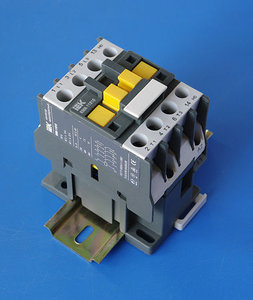 440px-Contactor_DIN_IEK.jpg (3099 просмотров) <a class='original' href='./download/file.php?id=114214&mode=view' target=_blank>Загрузить оригинал (39.21 КБ)</a>