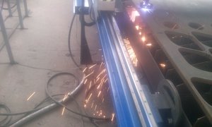 Вырезание детали, искры падают на шланги и провода (14686 просмотров) <a class='original' href='./download/file.php?id=115190&mode=view' target=_blank>Загрузить оригинал (1.69 МБ)</a>