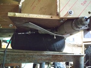 чтобы все это могло вибрировать подсунул свою старую шину (3006 просмотров) <a class='original' href='./download/file.php?id=117126&mode=view' target=_blank>Загрузить оригинал (1.53 МБ)</a>