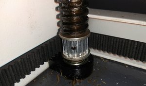 Вот этим предлагается отрегулировать стол по высоте. Даже разглядеть, что там шестигранник очень трудно. Видно облупленный винт. (3136 просмотров) <a class='original' href='./download/file.php?id=117462&mode=view' target=_blank>Загрузить оригинал (367.31 КБ)</a>