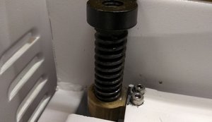 И снова облупленный винт. И его крепление к столу. (3136 просмотров) <a class='original' href='./download/file.php?id=117463&mode=view' target=_blank>Загрузить оригинал (293.31 КБ)</a>