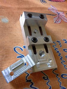 К столу крепятся бесхотростно-двумя болтами. Также, под неподвижной, кстати, не технологичной, губкой можно увидеть два недостающих отверстия с резьбами. Но это явление временное :) (3472 просмотра) <a class='original' href='./download/file.php?id=117782&mode=view' target=_blank>Загрузить оригинал (458.1 КБ)</a>