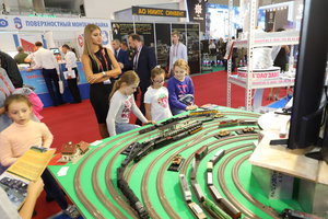 Пока дети развлекаются, папы могут пообщаться о поставках АПЛ, самолётов, вертолётов, боеприпасов, и конечно же о поставках алюминия, титана, бронзы и др. проката. (18445 просмотров) <a class='original' href='./download/file.php?id=119159&mode=view' target=_blank>Загрузить оригинал (9.42 МБ)</a>