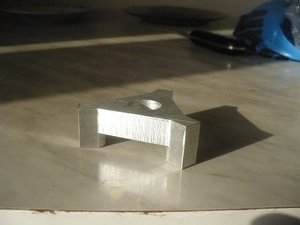 Сначала выработали низ. Основную часть снимал 6мм торцевой трехзаходной фрезой, вырез сделал 2хзаходной торцевой 3.175мм (13404 просмотра) <a class='original' href='./download/file.php?id=12013&mode=view' target=_blank>Загрузить оригинал (151.92 КБ)</a>