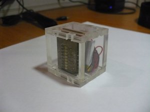 тут видно одну из двух плат. Синхронизация с рукой осуществлялась герконом, который подключал микроконтроллер к конденсатору. Емкость подобрана так, чтобы микроконтроллер успел сделать только одну надпись за взмах рукой. Внутри коробочки щелкает магнит, свободно ездящий вдоль акриловой трубочки подходящего диаметра. (13401 просмотр) <a class='original' href='./download/file.php?id=12019&mode=view' target=_blank>Загрузить оригинал (137.69 КБ)</a>