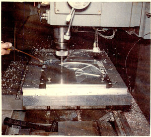 Изготовление корпуса для позолоченных пластинок «Вояджера» на станке ЧПУ. 30 июня 1977 года. Фото: NASA/JPL-Caltech (4295 просмотров) <a class='original' href='./download/file.php?id=125880&mode=view' target=_blank>Загрузить оригинал (777.03 КБ)</a>