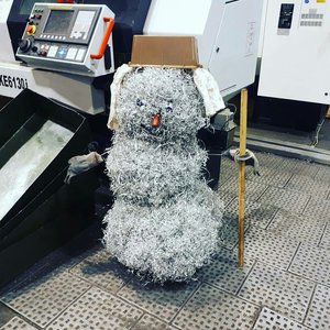 СНЕГОВИК ИЗ АЛЮМИНИЕВОЙ СТРУЖКИ.jpg (2904 просмотра) <a class='original' href='./download/file.php?id=127052&mode=view' target=_blank>Загрузить оригинал (172.91 КБ)</a>