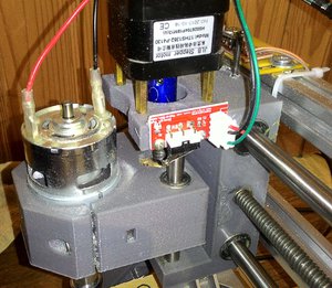 На Z ось микрик поставил только сверху, тупо прикрутил мелкими шурупами. Держатель шпинделя его нажимает. (2202 просмотра) <a class='original' href='https://cnc-club.ru/forum/download/file.php?id=134423&mode=view' target=_blank>Загрузить оригинал (414.57 КБ)</a>