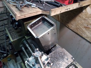 Вынос под шпиндель и переходную пластину между X и Y паралелил на школьнике. Пластину стола делал из шести частей.  Потом муторно гонял угол, прихватывал. Вроде ровно вышло, но пластина первая пойдет под замену, не фоткал ее, выглядит страшно. (4761 просмотр) <a class='original' href='./download/file.php?id=134558&mode=view' target=_blank>Загрузить оригинал (514.62 КБ)</a>