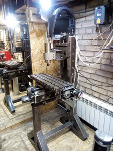 В хозяйстве на данный момент только поверочная линейка 600мм и угольник 160мм. С помощью них и выставлялся. Опоры под направляющими заверлил поперек, и нарезал резьбу м5. Все рельсы полумесяцем, кривые. Наделал из уголка Г-образные скобы и гонял параллельность. Позже, перед разборкой на покраску, приварил с одной стороны, квадратные прутки (нарезал из шпоночного прутка 4х4 кажется), базовые упоры. Так же сделал с упорными швп. (4761 просмотр) <a class='original' href='./download/file.php?id=134559&mode=view' target=_blank>Загрузить оригинал (574 КБ)</a>