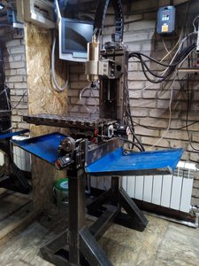 Постройка кабинета. Сейчас уже есть стенки и с трех сторон. Бак с сож будет стоять под столом. Четвертая стенка будет прямо к столу крепиться, съемная. Защиту со стороны Z сделал из листа пластика-резины. Из чего брызговики делают на авто. (4761 просмотр) <a class='original' href='./download/file.php?id=134560&mode=view' target=_blank>Загрузить оригинал (498.11 КБ)</a>