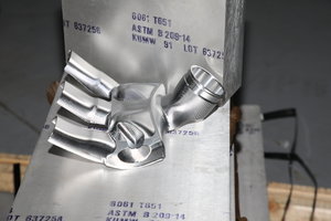 Деталь и заготовка из неё из какого-то 6061Т6 толщиной 90мм (6965 просмотров) <a class='original' href='./download/file.php?id=136795&mode=view' target=_blank>Загрузить оригинал (8.44 МБ)</a>