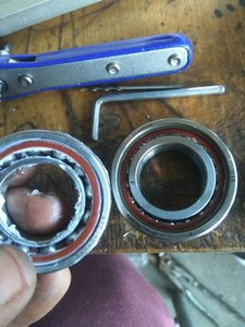 новые убитые подшипники справа и новые перед установкой слева, натяг подбирал потом перешлифовал проставочные кольца (6981 просмотр) <a class='original' href='./download/file.php?id=138826&mode=view' target=_blank>Загрузить оригинал (142.45 КБ)</a>