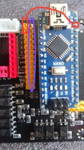 В фиолетовом овале должен быть (-) и все эти контакты должны звонится между собой