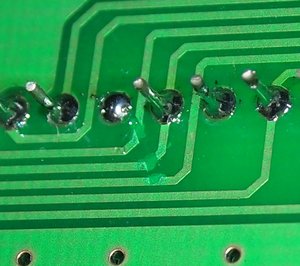 Перебитые дорожки покрытые лаком (маскировка брака) (107152 просмотра) <a class='original' href='./download/file.php?id=14223&sid=ed91eb8f919f6189c17ffa5f9178f111&mode=view' target=_blank>Загрузить оригинал (123.63 КБ)</a>