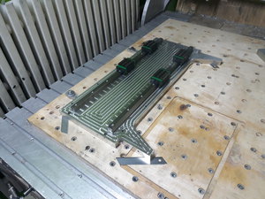 Плита портала с уголками выполнена из цельного куска. Приклеил к столу, выровнял и сразу прикрутил рельсы. (3006 просмотров) <a class='original' href='./download/file.php?id=142531&mode=view' target=_blank>Загрузить оригинал (3.66 МБ)</a>