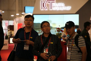 Иностранные делегации почему-то интересовались нашим стендом, а не суперсовременной техникой у соседей (1978 просмотров) <a class='original' href='./download/file.php?id=145741&mode=view' target=_blank>Загрузить оригинал (6.77 МБ)</a>