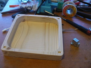 сделал пазы 3х4х5мм под ниодимовые магниты в углах крышки. Они отлично липнут к шурупам. (11457 просмотров) <a class='original' href='./download/file.php?id=14911&mode=view' target=_blank>Загрузить оригинал (2.21 МБ)</a>