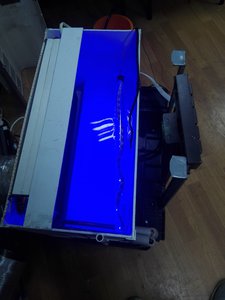 Бак с водой, внутри плавает синяя светодиодная лента в гермо-колбе. (11560 просмотров) <a class='original' href='./download/file.php?id=155940&mode=view' target=_blank>Загрузить оригинал (764.85 КБ)</a>