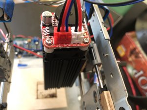 Контакты самого подключения, слева - питание, справа ttl к ардуинке. При высоком сигнале пина увеличивает мощность лазера на несколько секунд дальше ослабевает. Именно увеличивает, потому что лазер работает постоянно при подаче питания, независимо от положения колесика (3043 просмотра) <a class='original' href='./download/file.php?id=161998&mode=view' target=_blank>Загрузить оригинал (2.6 МБ)</a>