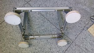 рама, усиленная уголками, вид снизу. &quot;Пятки&quot;: вырезанные из ДСП 80мм + наклеенный ленолиум. (17460 просмотров) <a class='original' href='./download/file.php?id=162780&mode=view' target=_blank>Загрузить оригинал (2.67 МБ)</a>