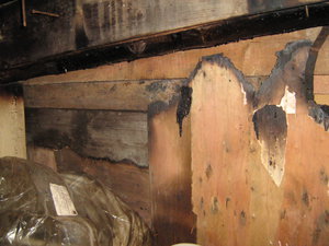 прогар в стене, теперь закрыт досками (4043 просмотра) <a class='original' href='./download/file.php?id=168366&mode=view' target=_blank>Загрузить оригинал (1.66 МБ)</a>