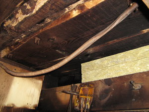 ещё через &quot;щель&quot; зашло, закладываю каменной ватой (4044 просмотра) <a class='original' href='./download/file.php?id=168367&mode=view' target=_blank>Загрузить оригинал (1.79 МБ)</a>