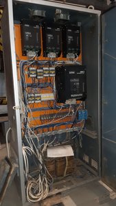 Шкаф, трансформатор не используется, сгорела одна обмотка, долго стоял влажный. Но спасибо болгарам, sdc не требует его наличия. (8330 просмотров) <a class='original' href='./download/file.php?id=173310&mode=view' target=_blank>Загрузить оригинал (206.96 КБ)</a>