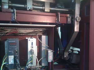 Вверху привод подвижного, справа  неподвижного зажима и немного электричества (3994 просмотра) <a class='original' href='./download/file.php?id=17368&mode=view' target=_blank>Загрузить оригинал (1.05 МБ)</a>