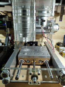 Режет фаски в пластине жертвенного столика под головки болтов. (3093 просмотра) <a class='original' href='./download/file.php?id=181443&mode=view' target=_blank>Загрузить оригинал (200.99 КБ)</a>