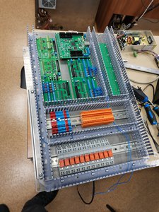 Поверх -- платы, клеммы и реле (27135 просмотров) <a class='original' href='./download/file.php?id=184899&mode=view' target=_blank>Загрузить оригинал (4.11 МБ)</a>