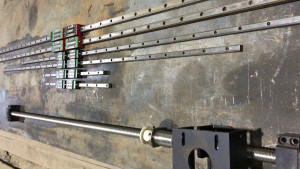 Наконец немного времени появилось продолжить с фрезером. Направляйки очищены, подшипники линейные отреанимированы. Ходит все нормально, если заметный люфт есть, пока оставим так. (2177 просмотров) <a class='original' href='https://cnc-club.ru/forum/download/file.php?id=185978&mode=view' target=_blank>Загрузить оригинал (1.67 МБ)</a>