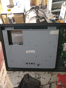 Обратная сторона пульта, чем-то напоминает cnc-d от yara. Обычный монитор, блок питания был приклеен на двусторонний скотч в пульте (159659 просмотров) <a class='original' href='./download/file.php?id=188678&mode=view' target=_blank>Загрузить оригинал (2.65 МБ)</a>