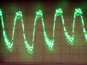 Осциллограмма сигнала фотодиода, направленного на шпиндель с отражающей наклейкой. (1455 просмотров) <a class='original' href='./download/file.php?id=193606&mode=view' target=_blank>Загрузить оригинал (240.76 КБ)</a>