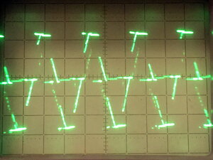 Осциллограмма сигнала с одной из обмоток статора. (1455 просмотров) <a class='original' href='./download/file.php?id=193609&mode=view' target=_blank>Загрузить оригинал (226.33 КБ)</a>