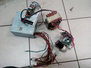 блоки питания комповый, 24в , 110в трансформатор(вторичка перемотана в ручную под нужное напряжение), <br />впрво внизу диодный мост-конденсатор-контроллер напряжения 0-110в и реле включения шпинделя (3822 просмотра) <a class='original' href='./download/file.php?id=196971&mode=view' target=_blank>Загрузить оригинал (3 МБ)</a>