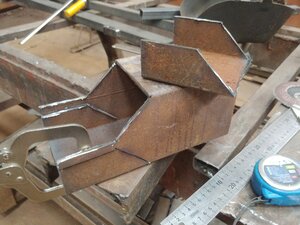 вырезаю под опоры лазерной трубки (1331 просмотр) <a class='original' href='./download/file.php?id=198453&mode=view' target=_blank>Загрузить оригинал (7.79 МБ)</a>