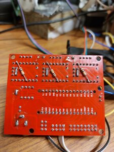 вот так переделал шилд на максимальный микрошаг ,перемычек с той стороны нет .<br />Китайцы сделали перемычки на землю а надо на плюс! (448 просмотров) <a class='original' href='./download/file.php?id=199672&mode=view' target=_blank>Загрузить оригинал (3.64 МБ)</a>