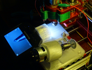 В результате - на рабочий стол одновременно встают и микроскоп и точило. Диск с алмазным напылением 30 мм диаметром. Грызет твердосплав неторопясь, но надежно. Ось вращения заклонена к столу на 16 градусов. Т.е. гравер перетачивается под 32 градуса. Ось микроскопа совмещена с осью точила. Не очень удобно что плоскость изображения и плоскость точения навстречу друг другу. Но работать можно. (682 просмотра) <a class='original' href='./download/file.php?id=200224&mode=view' target=_blank>Загрузить оригинал (2.57 МБ)</a>